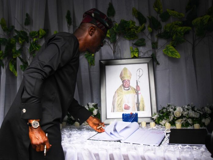 Sanwo-Olu Pays Condolence Visit To Late ArchBishop Olumakaiye's Family