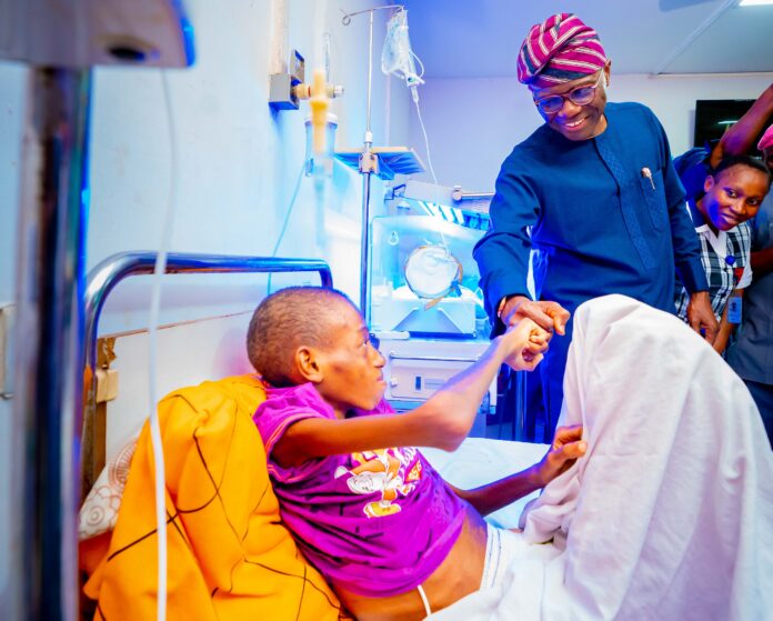 SANWO-OLU TAKES OVER MEDICAL CARE OF 13-YEAR-OLD BOY WITH MISSING INTESTINE •Governor visits Debola at LASUTH Lagos State Governor, Mr. Babajide Sanwo-Olu, has taken over the medical care of Adebola Akin-Bright, a 13-year-old boy, whose small part of his intestines was allegedly missing at the Lagos State University Teaching Hospital (LASUTH), Ikeja. Governor Sanwo-Olu made the promise on Sunday when he paid an unscheduled visit to Adebola and his mother, Mrs. Deborah Abiodun at the Pediatric Ward of LASUTH. The Governor pledged to take over his medical care by pulling all medical expertise from LASUTH and other resources to save the boy’s life. It would be recalled that Deborah Abiodun, had in a Safe Our Soul (SoS) message via social media reached out to Governor Sanwo-Olu, to appeal to him, as a matter of urgency, to probe the mysterious disappearance of her 13-year-old son, Adebola Akin-Bright’s small intestine. She claimed the incident occurred while her son was receiving treatment at LASUTH. But the management of LASUTH in response to the allegations, affirmed that they did not wilfully remove any organ or structure from Debola's body while performing a corrective surgery, who had been previously operated on at a private hospital in Lagos. 