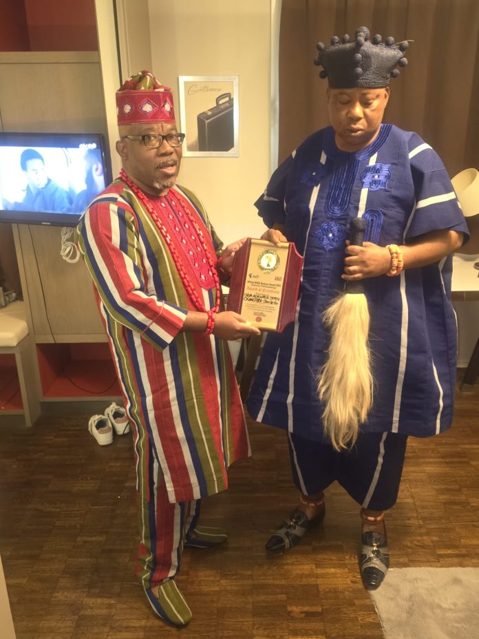 Left-Right: Otunba Ja'afaru Braimoh, Ba'ada Ilufemiloye of France presenting award to Oba Adewale Semiu Ogunjobi: Olori ile ifo. Ogun State Nigeria