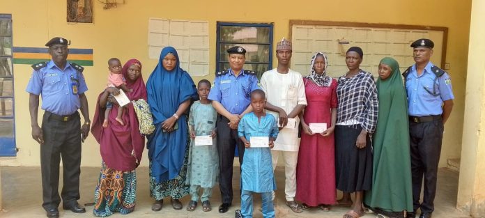 CP Bello Sani Presents N4.4m Cheques To Families Of Deceased Police Officers In Kebbi State CP Bello Sani Presents N4.4m Cheques To Families Of Deceased Police Officers In Kebbi State